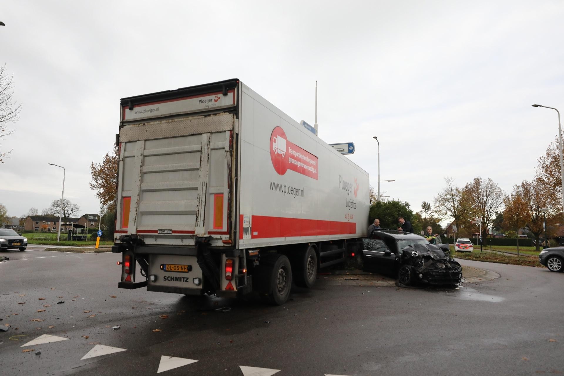 Gewonde bij botsing vrachtwagen en auto in Bunschoten - De Gooi- en Eemlander