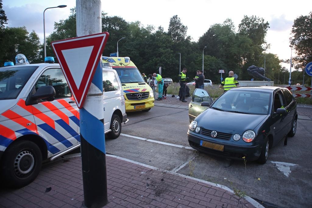 Auto Met Drie Inzittenden Vliegt Uit De Bocht Op Rotonde In Overveen ...