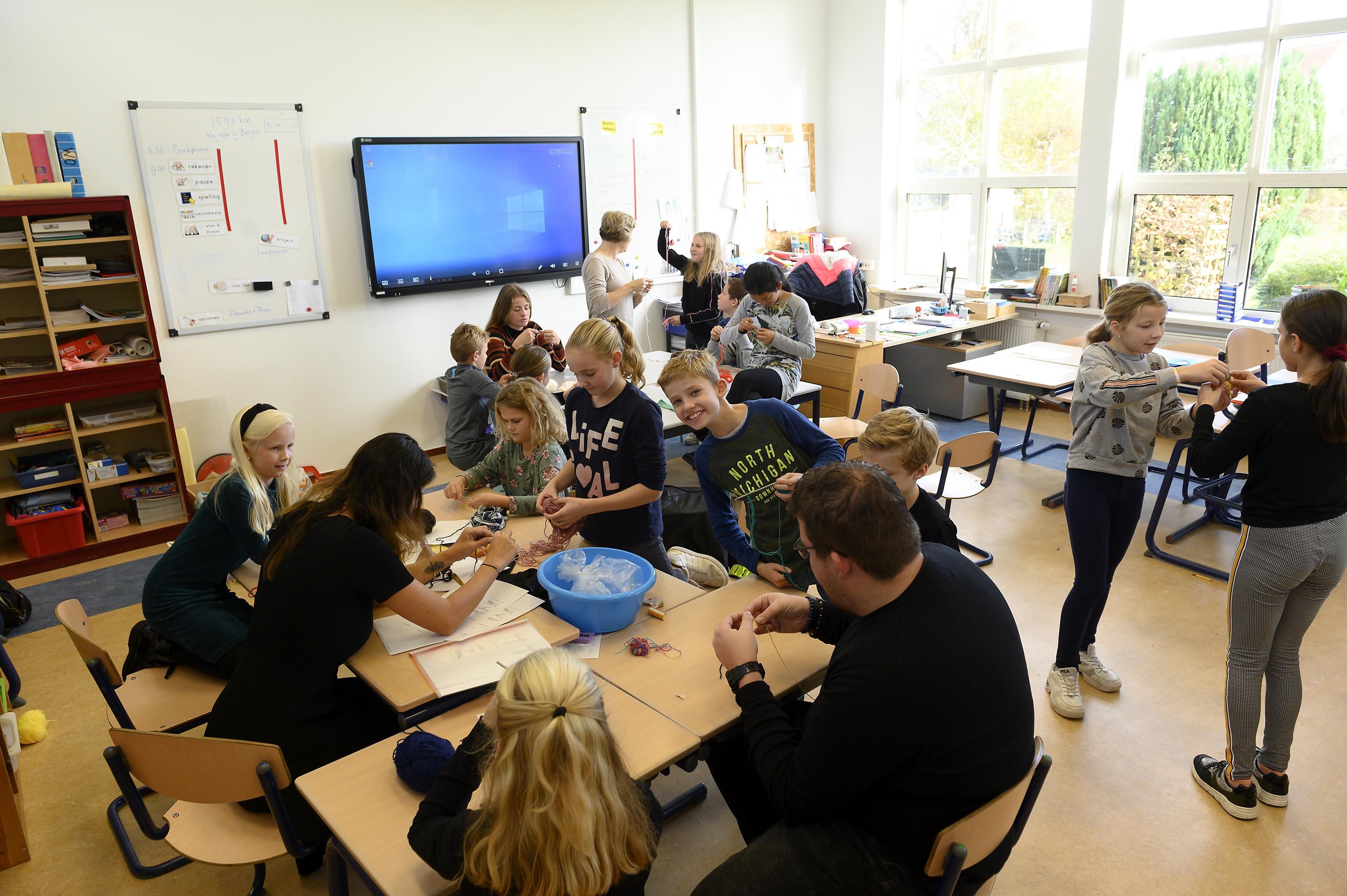 Ouders mogen een dagje voor de klas in Kwadijk: 'Iedereen kan toch lesgeven? Bewijs het maar' - Noordhollands Dagblad