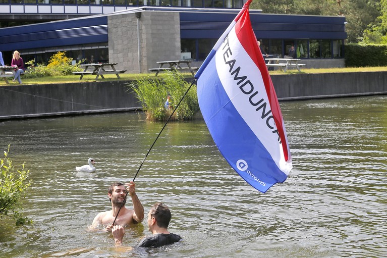 Belofte maakt schuld: DJ’s AVROTROS duiken in Hilversum in de vijver voor Duncan Laurence 